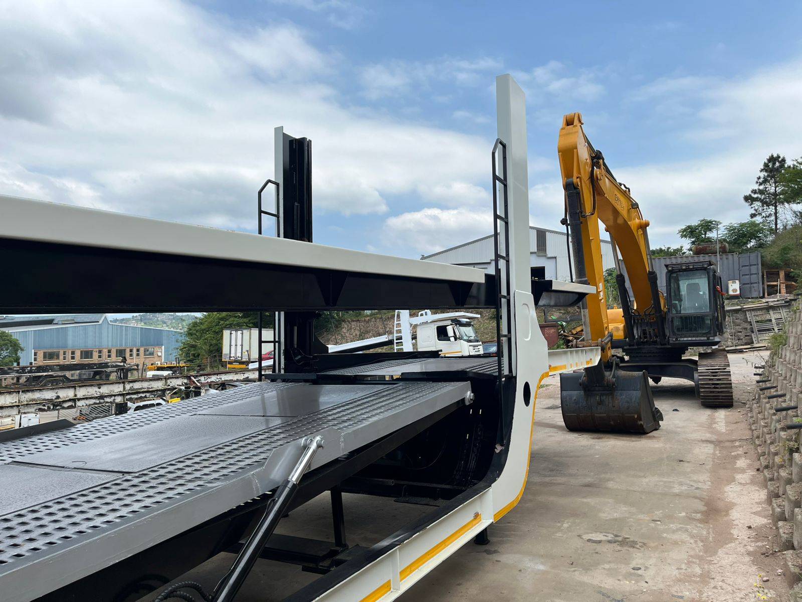 Side view of the upper deck and head ramp on the completed trailer