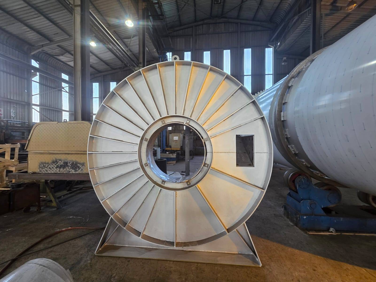 Rotary kiln end view with internal vanes