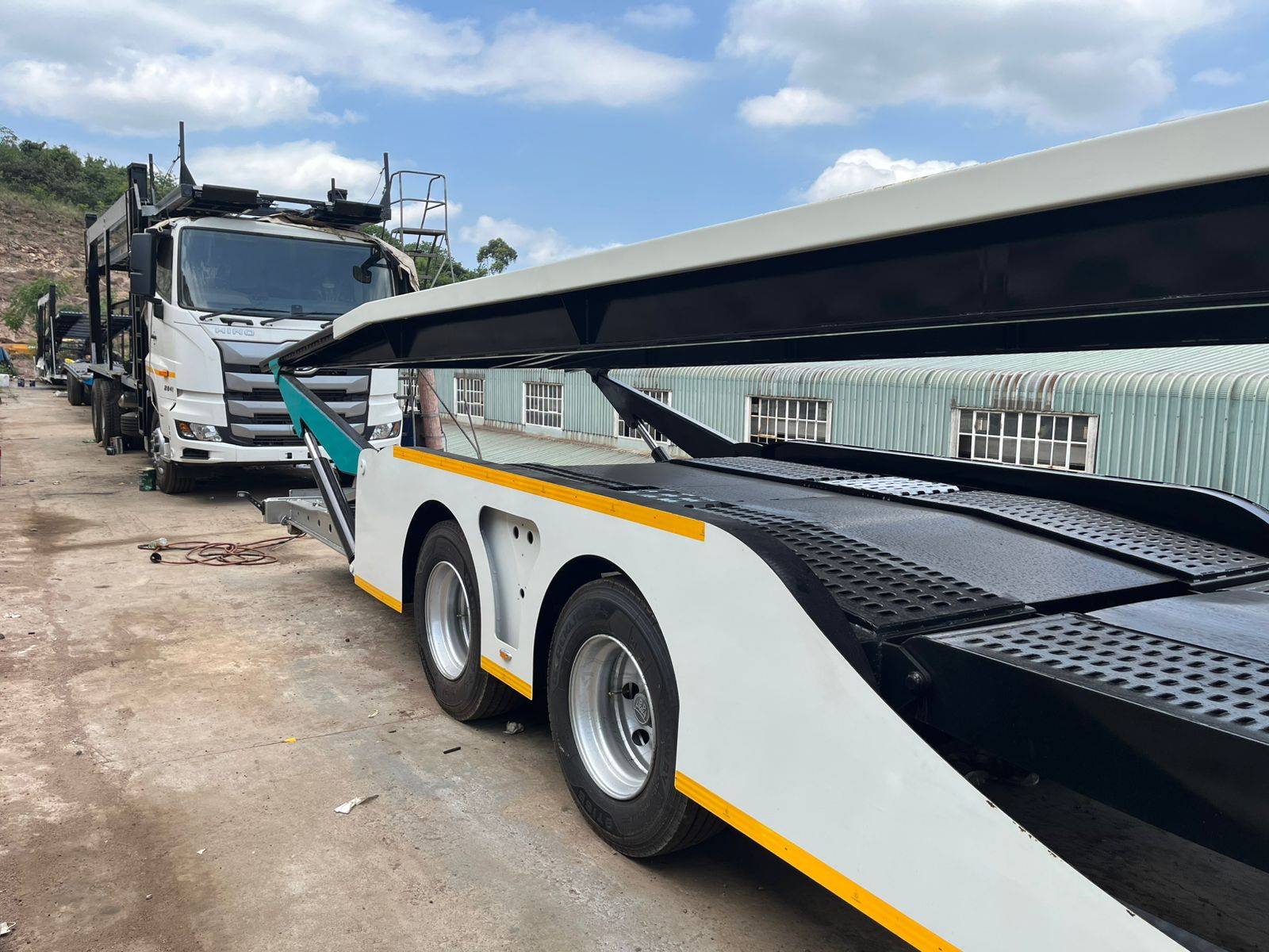 Trailer coupled to a Hino truck tractor, ready for the road