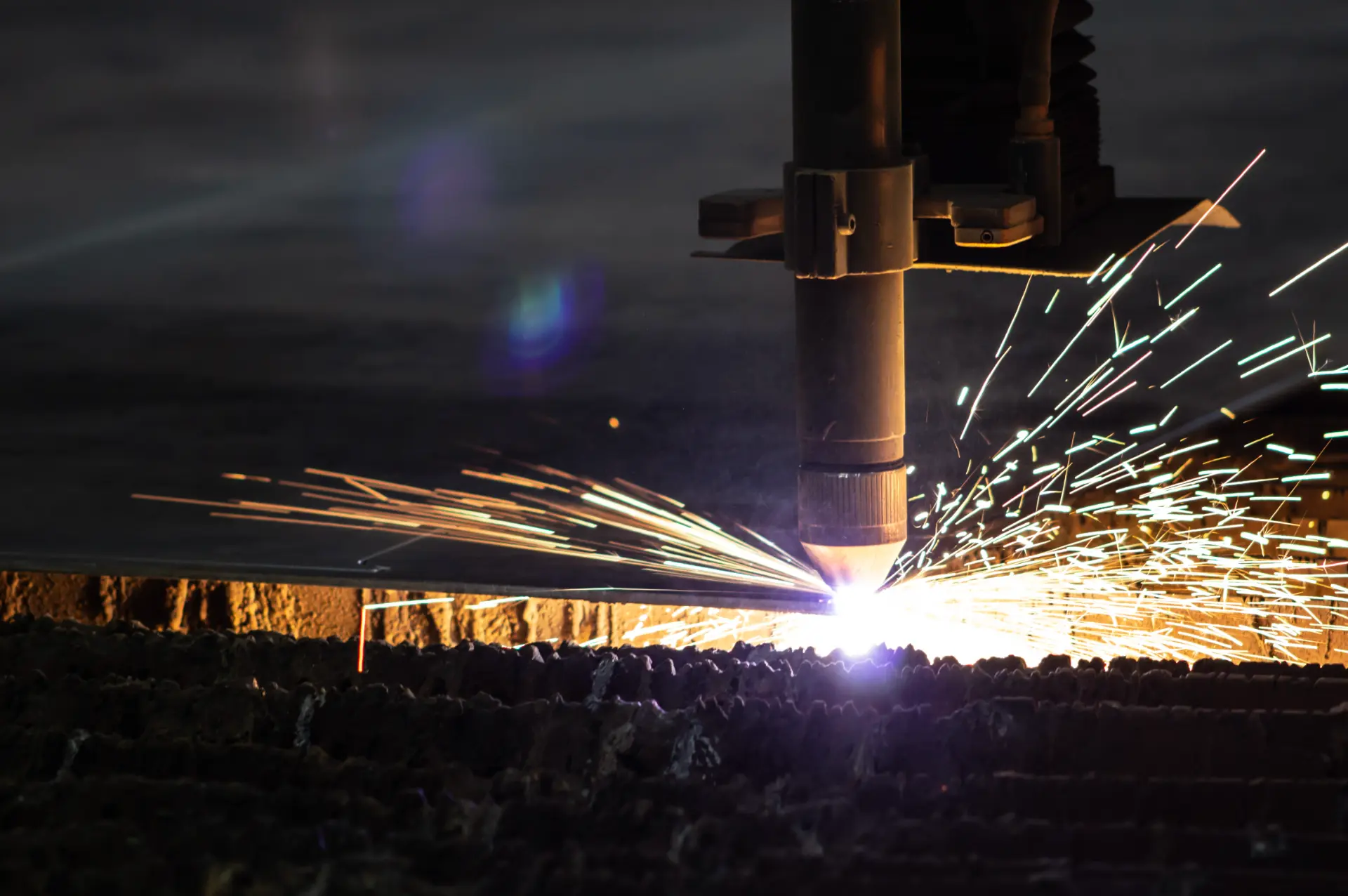 High definition plasma torch cutting steel plate with bright sparks