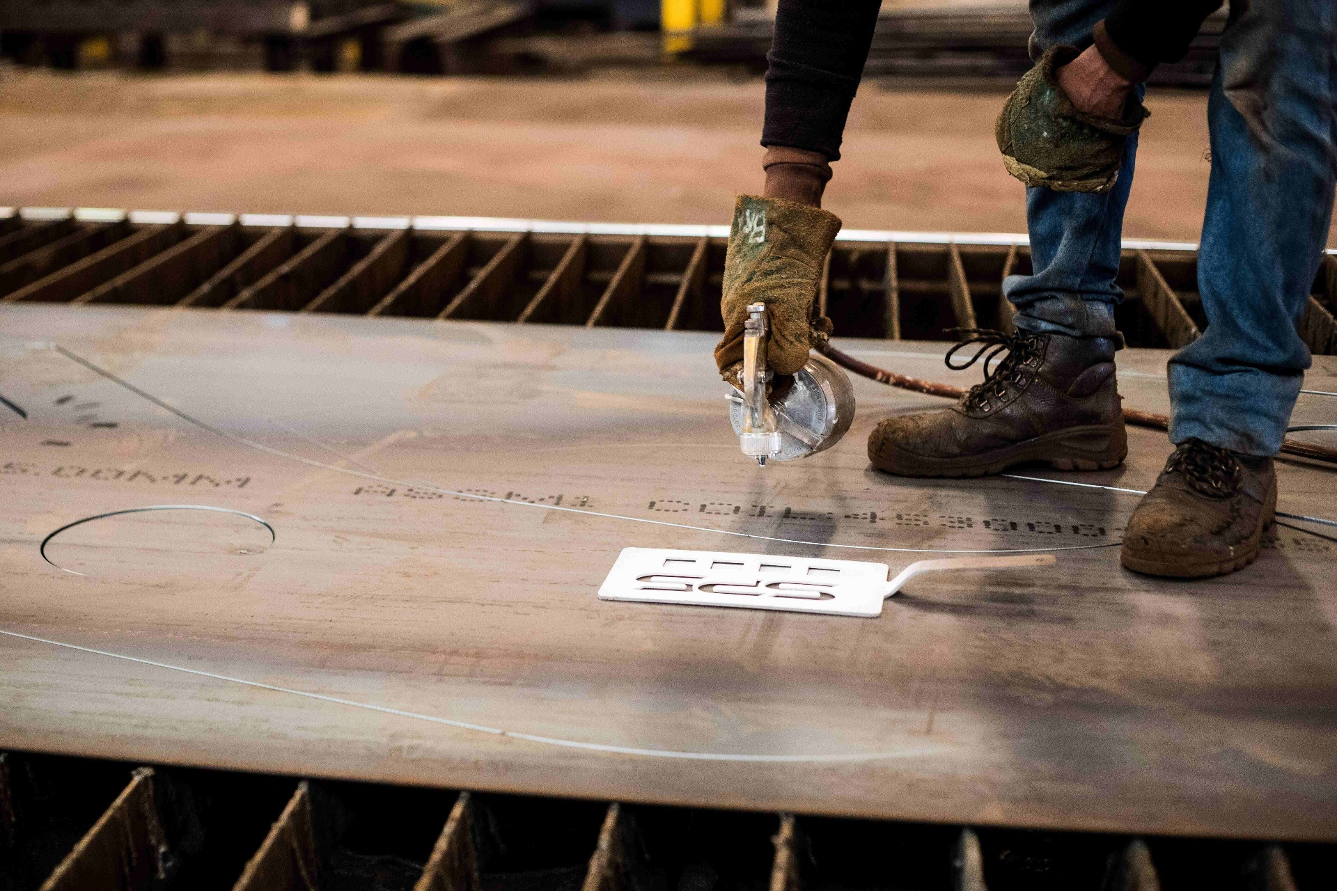SPS operator plasma cutting steel plate