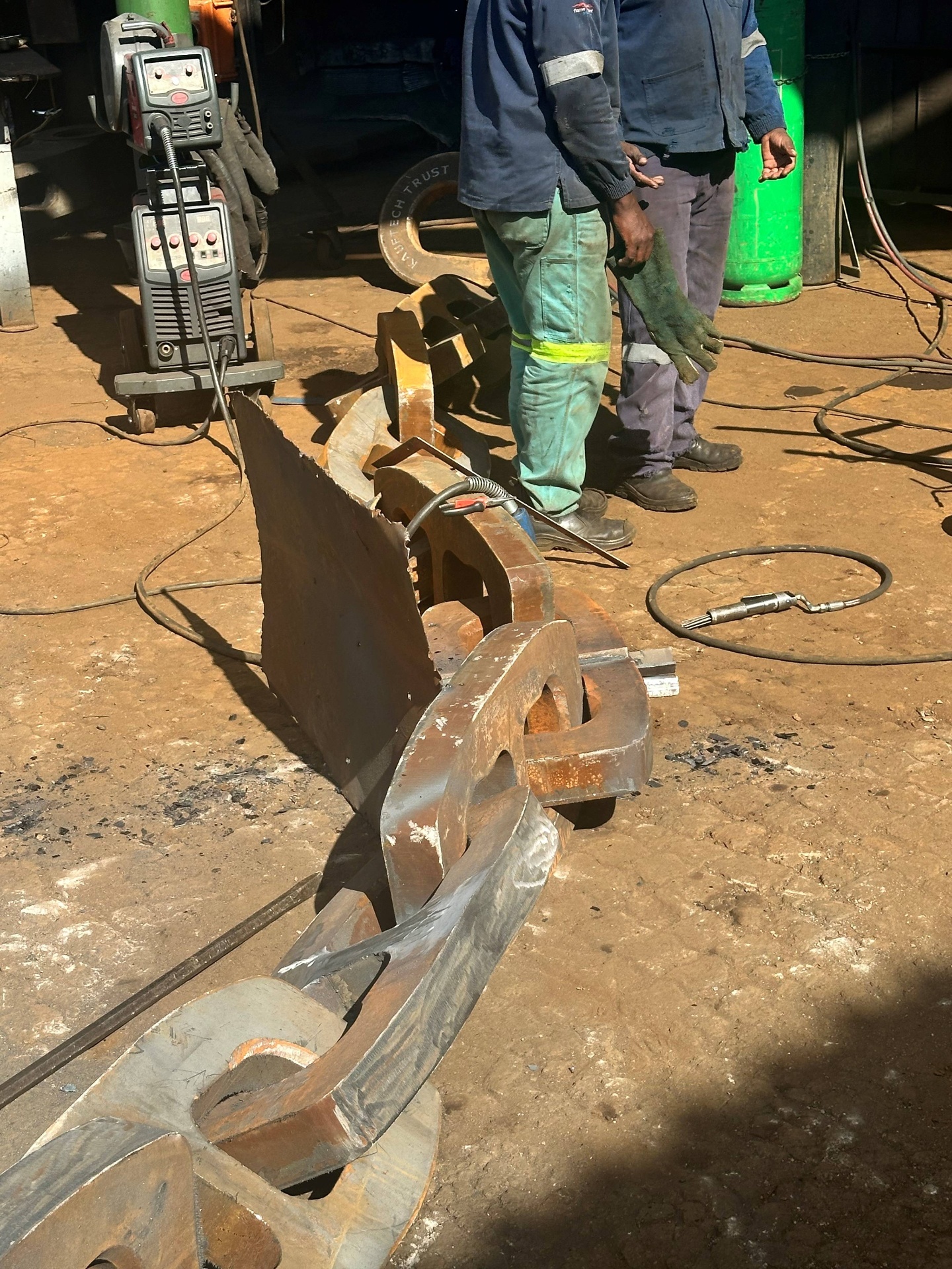 SPS team welding and assembling dragline bucket chain links